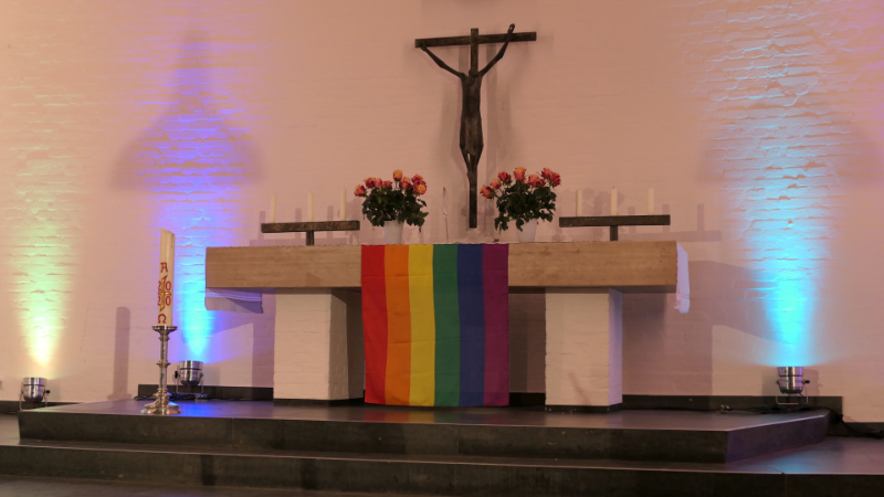 Unsere Gottesdienste regenbogenfahne auf altar in stgeorgskirche